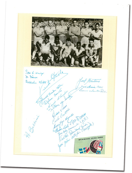 Weltmeister 1958 Brasilien  | 	Schöner Blancobeleg mit 16 original Signaturen der Spieler von Brasilien Fußball - Weltmeister 1958. Alle Spieler haben mit ihren kompletten Namen und ihren Künstlernamen unterschrieben. Signaturen alle in Tinte. Das Blatt hat eine Widmungszeile "Para el amigo Fr. Bröhmse Stockholm 29/6/958". Signaturen von: Trainer Vicente Feola (1909-1975), Carlos José Castilho (1927-1987); 	Gilmar (1930-2013), 	Bellini (1930-2014), 	Djalma Santos (1929-2013), 		Nílton De Sordi (1931-2013), 		Dino Sani, 	Didi (1928-2001), 	Moacir , 	Zito (1932-2015), 	Mário Zagallo (1931-2024), 	Pelé (1940-2022),  	Joel (1931-2003), 	Mazzola, 	Vavá (1934-2004), 		Pepe. 20x20 cm. Auf das Blatt wurde noch ein Logo des World Cup 1958 montiert. Dabei Reprofoto (17x12,5 cm). Beides montiert auf Karton, eingerahmt mit einem Passepartout, 40x30 cm