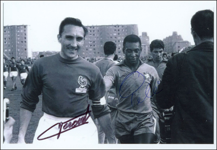 Pele / Lerond  | S/W-Reprofoto mit den original Signaturen von Pele (1940-2022) und Andre Leriond (1930-2018; FRA), 12,5x9 cm