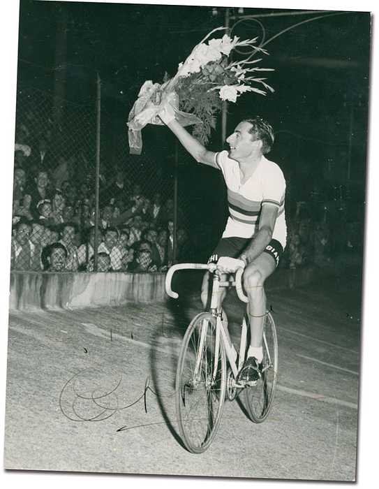 Coppi, Fausto  | (1919-1960) Originalsignatur von Fausto Coppi auf großen S/W-Foto aus dem Jahre 1953 bei seinem WM-Sieg. Zweifacher Tour de France Sieger 1949 und 1952 und Weltmeister 1953 aus Italien, 23x17,5 cm.