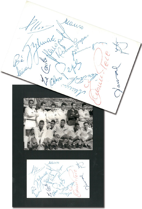 Santos FC - 1962  | Autogrammbeleg „FC Santos“ mit 15 Originalsignaturen u.a. von Pepe, Pele, Pagao, Coutinho, Zito, Dalmo Gaspar, Raul Donazar Calvet, Mauro Ramos, Dorval, Mengálvio Pedro Figueiró und Gylmar. 14,8x9 cm. Mit einem S/W-Repromannschaftsfoto. Beides mit Fotoecken auf Karton montiert unter einem Passepartout, 28x21 cm