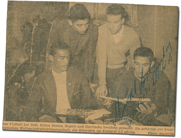 - Garricha Brasil, black-and-white newspaper photo of Manuel dos Santos (aka Garrincha; 1933-1983) who was World Champion with Brazil on 1958 and 1962. The photo is double signed „Manuel dos Santos“ and  "Garrincha".  Very rare signatures of Garrincha who signed with both his real name and his pseudonym. Condition: B