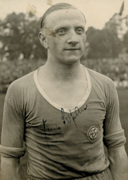 Szepan, Fritz  | (1907-1974) S/W-Foto mit Originalsignatur von Fritz Szepan (Schalke 04; 34 DFB A-Fußballländerspiele). 11,5x8,3 cm.
