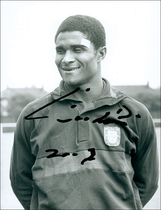 Eusebio  | (1942-2014) s/w-Pressefoto (HorstMüller) mit Originalsignatur von  Eusebio im Trikot von Benfica Lissabon. Portugiesischer  WM-Torschützenkönig 1966 und Europas Fußballer des Jahres 1965. 22x16,5 cm.