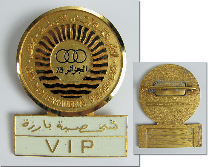 Teilnehmerabzeichen 1975  | Teilnehmerabzeichen der "Jeux Mediterranees d'Alger 1975 - VIP", Mittelmeerspiele Fußball. Bronze vergoldet, weiß emailliert, Bertoni Milano, 4,5x3,3 cm. In original Box.