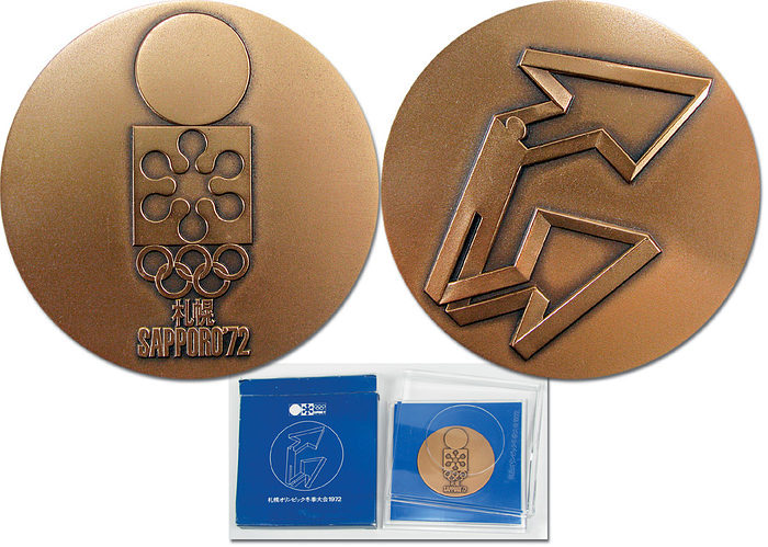  - Participation medal Olympic Winter Games 1972, bronze, designed by Shigeo Fukuda. Size 6 cm. In original box. plexiglass box (condition: B). Condition: A
