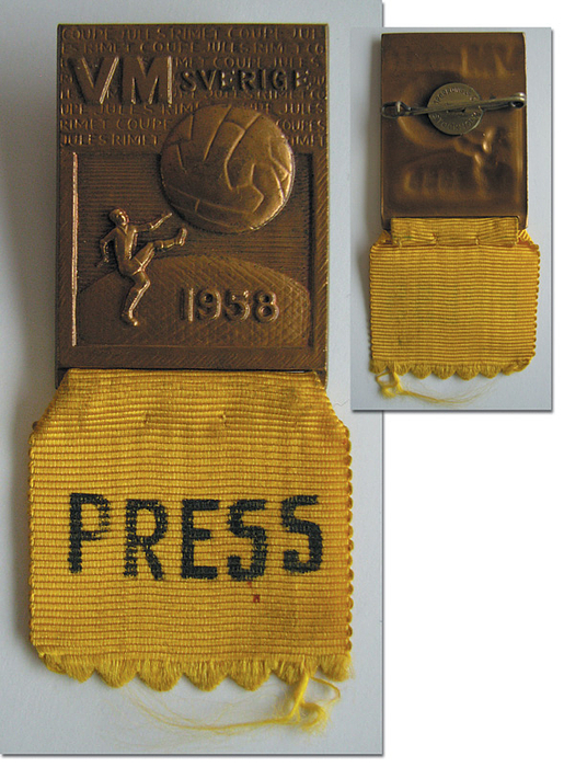 Teilnehmerabzeichen WM58  | "Press" offizielles Teilnehmerabzeichen für die Fußball-Weltmeisterschaft 1958 in Schweden aus Bronze mit gelbem Seidenband und schwarzer Aufschrift. 7,5x3 cm.