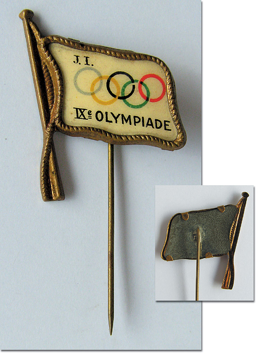 Abzeichen OS1928  | Messingabzeichen als Fahne mit Aufdruck "J.I. IXe Olympiade", 2,5x2,5 cm.