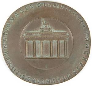  - „Internationaler Olympischer Kongress Berlin 1930. Citus. Altus. Fortius“. Official large and heavy bronze medal for the 9th IOC congress in Berlin. 9.5x8.9cm. (245 grams). Medal in mint condition Condition: A - Bild 3