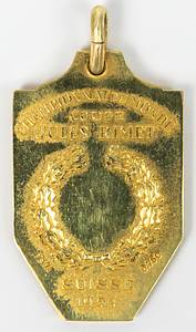 1Siegermedaille WM1954  | Offizielle Siegermedaille der FIFA für die deutsche Mannschaft für den 1.Platz bei der 5.Fußball-Weltmeisterschaft 1954 in der Schweiz. „Championat du Monde Coupe Jules Rimet Suisse 1954" Gold (gestempelt, 750er Gold.  Hersteller: "PEKA"), 3,6x2,3 cm. Im original Pappetui mit goldgeprägtem Deckel und Pappscharnier (5,5x5,5x1,4 cm). Persönliches Exemplar von Werner Liebrich. MUSEUMSSTÜCK!. - Bild 2