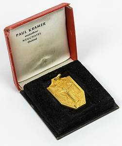 - World Cup 1954. Winner Medal (Runners Up Medal): Official FIFA winner's medal for the German team for 1st place in the 5th World Cup 1954 in Switzerland. "Championat du Monde Coupe Jules Rimet Suisse 1954" gold (stamped, 750 gold. Manufacturer: "PEKA"), 3.6x2.3 cm. In original cardboard case with gold embossed lid and cardboard hinge (5.5x5,5x1.4 cm). Personal copy of Werner Liebrich. Museum piece. The German team received a total of 13 copies at the presentation ceremony (11 for the players of the final, one for the coach and one medal for the DFB). --Medal in condition A (Excellent). Box with small tears and rubbing at the corners (condition B-). Condition:  - Bild 4