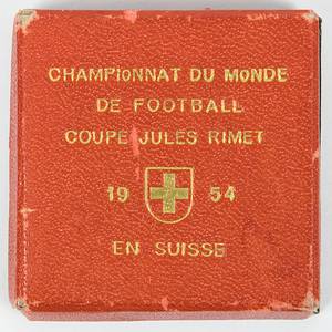 1Siegermedaille WM1954  | Offizielle Siegermedaille der FIFA für die deutsche Mannschaft für den 1.Platz bei der 5.Fußball-Weltmeisterschaft 1954 in der Schweiz. „Championat du Monde Coupe Jules Rimet Suisse 1954" Gold (gestempelt, 750er Gold.  Hersteller: "PEKA"), 3,6x2,3 cm. Im original Pappetui mit goldgeprägtem Deckel und Pappscharnier (5,5x5,5x1,4 cm). Persönliches Exemplar von Werner Liebrich. MUSEUMSSTÜCK!. - Bild 5