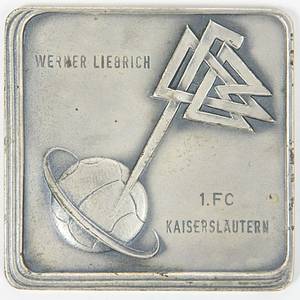 Football match Medal Germany v Hungary 1957 - DFB (German Football Association) honorary plaque for Werner Liebrich for his participation in 16 DFB A-international matches. Front with the inscription "Werner Liebrich 1. FC Kaiserslautern". Back with the engraving "In remembrance of 16 international matches 1951 - 1956". 4.7 x 4.7 cm. Alpaca, silver-plated. In the original case. The DFB started a new tradition at the end of 1957. The DFB had a commemorative plaque made for the German players of a DFB A international match. Silver for the fielded players and later bronze for the reserve players. This tradition is still laid down in the DFB's honorary regulations. In 1957, all players who were no longer active also received a plaque posthumously. Either with the total number of DFB international matches or with a match pairing (if the player in question only played one international match). These plaques were inscribed with the names of the player concerned. Condition: A- - Bild 2