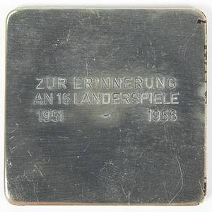 DFB-Ehrenplakette 1951-1956  | DFB-Ehrenplakette für Werner Liebrich für seine Teilnahme an 16 DFB A- Länderspielen. Vorderseite mit der Inschrift "Werner Liebrich 1.FC Kaiserslautern". Rückseite mit der Gravur "Zur Erinnerung an 16 Länderspiele 1951 - 1956. 4,7x4,7cm. Alpacca, versilbert. Im original Etui. - Bild 3