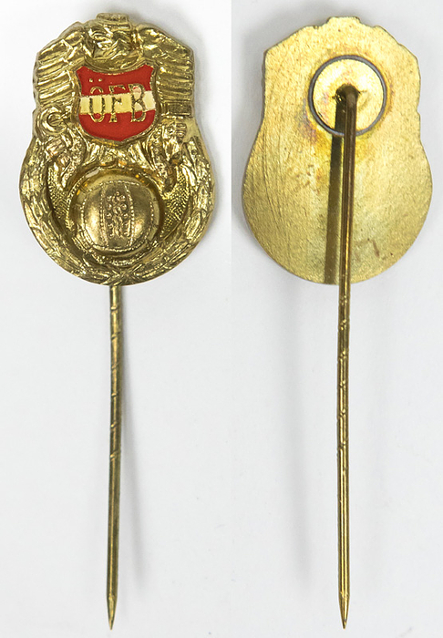 Österreich - Abzeichen  | Offizielles Abzeichen des Fußballverbandes von Österreich "ÖFB". Ca. 1954. Bronze, vergoldet teilweise farbig emailliert, 2,2 x 1,5 cm. Abzeichen erhielt Werner Liebrich während der Fußball-Weltmeisterschaft 1954.