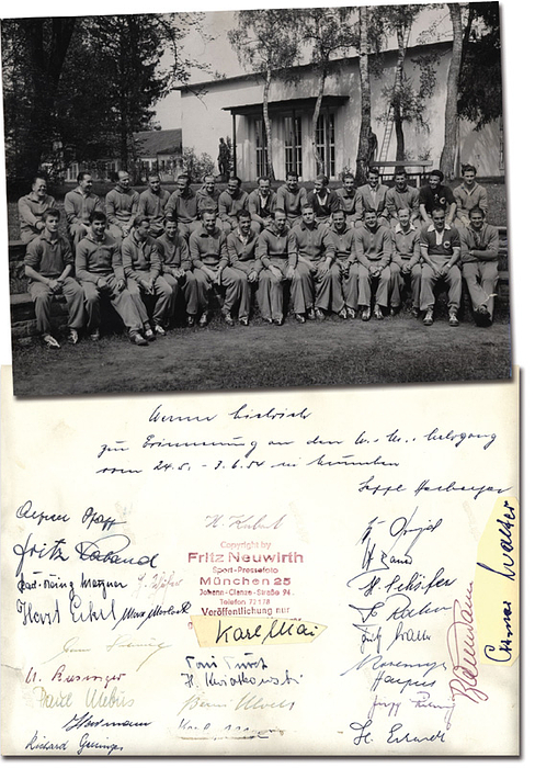Weltmeister 1954  | S/W-Foto der Spieler des Lehrganges zur Fußball-Weltmeisterschaft 1954 der deutschen Nationalmannschaft kurz vor der WM in München, 22,5x18,5. Auf der Rückseite  handschriftliche Widmung von Sepp Herberger an den späteren Fußball-Weltmeister Werner Liebrich. Außerdem 26 weitere Unterschriften der Teilnehmer an diesem WM-Lehrgang, darunter die 22 Weltmeister von Bern.