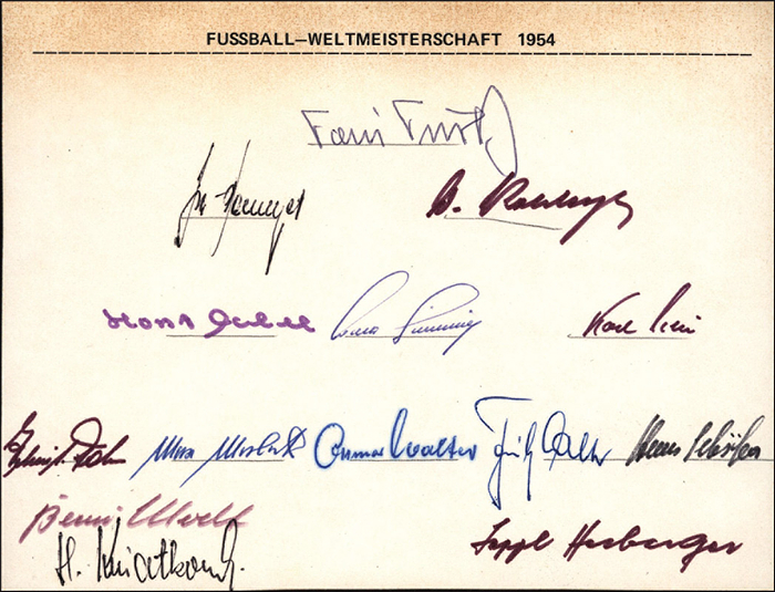 Weltmeister 1954  | Blancokarte mit den original Signaturen aller deutschen Spieler des Endspieles der Fußball-Weltmeister 1954 und Sepp Herberger. Außerdem die Signaturen der Reservespieler Klodt und Kwiatkowski. 17x13 cm