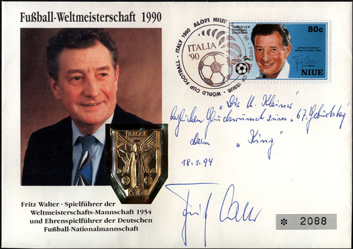 Walter, Fritz  | (1920-2002) Numisbrief anläßlich der Fußball - Weltmeisterschaft 1990 in Italien mit der Nr. 2088 und einer Repromedaille der Siegermedaille der Fußball - Weltmeisterschaft 1954. 16x11,5 cm Mit handschriftlicher Widmung von Fritz Walter an Werner Liberich. Fritz Walter nennt hier Werner Liebrich bei seinem Spitznamen "Lieber Kleiner" und unterzeichnet den Geburtstagwunsch mit "Dein King" (diesen Spitznamen verwendet Fritz Walter auschließlich nur gegenüber Werne Liebrich) und eine komplette Signatur Fritz walter, vom 18.1.1994.