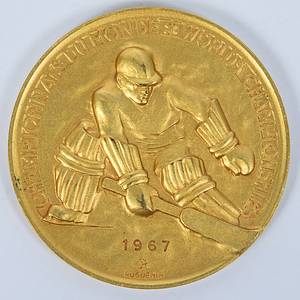  - Gold medal from the 1967 Ice Hockey World Championships with the inscription "Championnat du Monde. World Championship" and the engraving "1967." Awarded to the USSR players for the world championship title. Manufacturer: "Hugenin." Bronze, gold-plated, 6 cm --Approximately 35 medals were issued. Excellent (EF). -- From the collection of a former Swiss ice hockey club president, who collected these medals between approximately 1964 and 1980. Condition: A - Bild 2