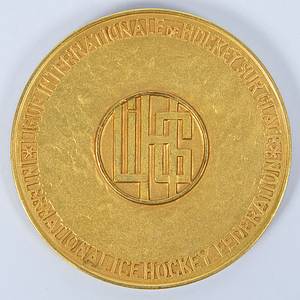  - Gold medal from the 1967 Ice Hockey World Championships with the inscription "Championnat du Monde. World Championship" and the engraving "1967." Awarded to the USSR players for the world championship title. Manufacturer: "Hugenin." Bronze, gold-plated, 6 cm --Approximately 35 medals were issued. Excellent (EF). -- From the collection of a former Swiss ice hockey club president, who collected these medals between approximately 1964 and 1980. Condition: A - Bild 3