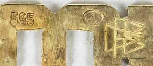 Ehrennadel WM 1954  | Goldene Ehrennadel des DFB „WM 54“. Rückseite mit DFB-Stempel, Goldschmiedestempel und Goldstempel (585er Gold, 1,9 Gramm). Im Originaletui!! 2,8x0,5cm. Persönliches Exemplar von Werner Liebrich! - Bild 4