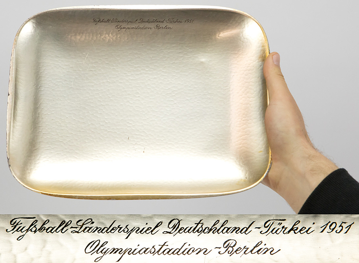 Ehrengeschenk DFB 1951  | Obstschale aus Neusilber, 29x24x3,5 cm. Mit gravierter Inschrift "Fußball - Länderspiel Deutschland - Türkei 1951. Olympiastadion - Berlin". Erhielt Werrner Liebrich für sein erstes Länderspiel für DFB A-Auswahl vom DFB als Geschenk!