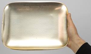  - Nickel silver fruit bowl, 29 x 24 x 3.5 cm. Featuring an engraved inscription: "Football – International Match: Germany vs. Turkey, 1951. Olympiastadion – Berlin." Presented to Werner Liebrich by the DFB as a gift to mark his first international appearance for the DFB Senior National Team! --Every DFB player who participated in this match received this fruit bowl! —Slightly tarnished along the rim. Condition: A- - Bild 2