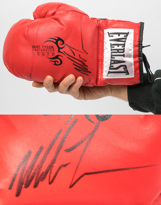 Tyson-Boxhandschuh  | Original Signatur von Mike Tyson auf rotem 10oz Boxhandschuh von Everlast. Originalsignatur des ehemaligen Boxweltmeisters im Schwergewicht Mike Tyson wurde in den USA bei einer offiziellen Autogrammstunde gegeben.