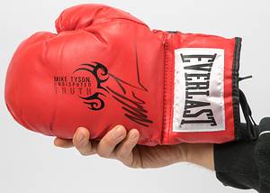 Tyson-Boxhandschuh  | Original Signatur von Mike Tyson auf rotem 10oz Boxhandschuh von Everlast. Originalsignatur des ehemaligen Boxweltmeisters im Schwergewicht Mike Tyson wurde in den USA bei einer offiziellen Autogrammstunde gegeben. - Bild 2