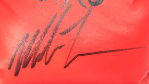  - Original signature of Mike Tyson on a red 10oz Everlast boxing glove. This original signature of former heavyweight boxing world champion Mike Tyson was obtained in the USA during an official autograph signing session. Condition: A - Bild 3