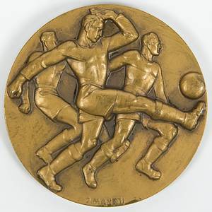  - FIFA World Cup 1934. Participation Medal: Official participant's medal for the 1934 FIFA World Cup in Italy, awarded to the Czech national footballer Jirí Sobotka—also known as Georges Sobotka (1911–1994)—bearing the inscription "Campionato Mondiale di Calcio. FIFA FIGC Italia Maggio - Giugno 1934 XIIe" and the engraved name "G. Sobotka Cecoslovaccia." Designer: "D. Manetti." Sobotka played in the final match against Italy! Bronze, 5 cm. Housed in its original case!! The consignor received this medal directly from Sobotka's estate!  --Participant medals featuring a player's name engraving are extremely rare! The original presentation case is almost impossible to find! Jiri Sobotka—also known as Georges Sobotka (1911–1994)—earned a total of 23 international caps for Czechoslovakia. He won the national championship six times with Slavia Prague and claimed the Mitropa Cup in 1938. In 1946, he moved to Switzerland, where he served as player-coach for FC La Chaux-de-Fonds, winning the league title five times. He subsequently joined Feyenoord Rotterdam as head coach in 1959, leading the team to the Dutch championship in 1961. Condition: A - Bild 2