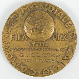  - FIFA World Cup 1934. Participation Medal: Official participant's medal for the 1934 FIFA World Cup in Italy, awarded to the Czech national footballer Jirí Sobotka—also known as Georges Sobotka (1911–1994)—bearing the inscription "Campionato Mondiale di Calcio. FIFA FIGC Italia Maggio - Giugno 1934 XIIe" and the engraved name "G. Sobotka Cecoslovaccia." Designer: "D. Manetti." Sobotka played in the final match against Italy! Bronze, 5 cm. Housed in its original case!! The consignor received this medal directly from Sobotka's estate!  --Participant medals featuring a player's name engraving are extremely rare! The original presentation case is almost impossible to find! Jiri Sobotka—also known as Georges Sobotka (1911–1994)—earned a total of 23 international caps for Czechoslovakia. He won the national championship six times with Slavia Prague and claimed the Mitropa Cup in 1938. In 1946, he moved to Switzerland, where he served as player-coach for FC La Chaux-de-Fonds, winning the league title five times. He subsequently joined Feyenoord Rotterdam as head coach in 1959, leading the team to the Dutch championship in 1961. Condition: A - Bild 3
