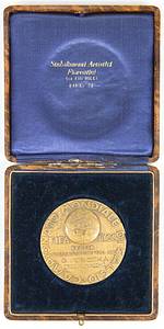  - FIFA World Cup 1934. Participation Medal: Official participant's medal for the 1934 FIFA World Cup in Italy, awarded to the Czech national footballer Jirí Sobotka—also known as Georges Sobotka (1911–1994)—bearing the inscription "Campionato Mondiale di Calcio. FIFA FIGC Italia Maggio - Giugno 1934 XIIe" and the engraved name "G. Sobotka Cecoslovaccia." Designer: "D. Manetti." Sobotka played in the final match against Italy! Bronze, 5 cm. Housed in its original case!! The consignor received this medal directly from Sobotka's estate!  --Participant medals featuring a player's name engraving are extremely rare! The original presentation case is almost impossible to find! Jiri Sobotka—also known as Georges Sobotka (1911–1994)—earned a total of 23 international caps for Czechoslovakia. He won the national championship six times with Slavia Prague and claimed the Mitropa Cup in 1938. In 1946, he moved to Switzerland, where he served as player-coach for FC La Chaux-de-Fonds, winning the league title five times. He subsequently joined Feyenoord Rotterdam as head coach in 1959, leading the team to the Dutch championship in 1961. Condition: A - Bild 5