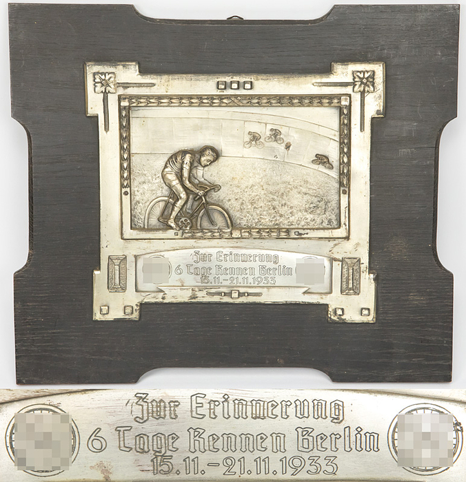 Erinnerungstafel Radsport 1933 Berlin  | Original Ehrentafel mit einem Bahnradsportmotiv, zwei Hakenkreuzsymbolen mit der Aufschrift DRV (Deutscher Radsport Verband)und der gravierten Inschrift "Zur Erinnerung 6 Tage Rennen Berlin 15.11. - 21.11.1933". Messing versilbert, 24x22,5 cm. Aufmontiert auf einer Eichenholzplatte, 37x33 cm