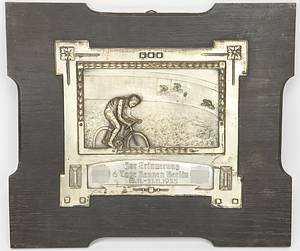 Erinnerungstafel Radsport 1933 Berlin  | Original Ehrentafel mit einem Bahnradsportmotiv, zwei Hakenkreuzsymbolen mit der Aufschrift DRV (Deutscher Radsport Verband)und der gravierten Inschrift "Zur Erinnerung 6 Tage Rennen Berlin 15.11. - 21.11.1933". Messing versilbert, 24x22,5 cm. Aufmontiert auf einer Eichenholzplatte, 37x33 cm - Bild 2
