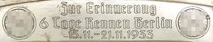  - Original commemorative plaque featuring a track cycling motif, two swastika symbols inscribed with "DRV" (German Cycling Association), and the engraved inscription "In Commemoration: Berlin Six-Day Race, Nov. 15 – Nov. 21, 1933." Silver-plated brass, 24 x 22.5 cm. Mounted on an oak wood plaque, 37 x 33 cm. --Received by the winners and high-ranking officials of this event. —tarnished; --Small crack in the wooden panel Condition: B - Bild 3