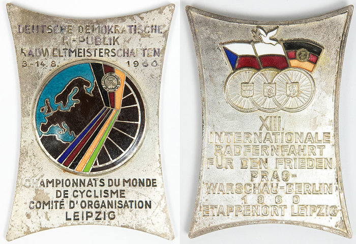 Ehrenplakette WM 1960  | Große, versilberte Ehrenplakette des Organisationskomitees der Rad-WM 1960 mit der Aufschrift: "Deutsche Demokratische Republik Radweltmeisterschaften 3.-14.8.1960. Championnats du Monde de Cyclisme. Comité d´Organisation Leipzig". Bronze, versilbert mit aufgesetzter farbig emaillierter Plakette der Rad-WM. Rückseite mit Aufschrift: "XIII.Internationale Friedensfahrt Prag-Warschau-Berlin 1960. Etappenort Leipzig". 10x7,5 cm.