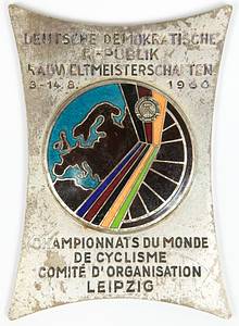  - World Cycling Championships 1960. Plaque of Honour, bronze silver plated with relief motifs and m/c enammelling, presented to VIPs and the German Cycling Squad. "Deutsche Demokratische Republik Radweltmeisterschaften 3.-14.8.1960. Championnats du Monde de Cyclisme. Comité d´Organisation Leipzig" size 10x7.5cm, tarnished Condition: A- - Bild 2
