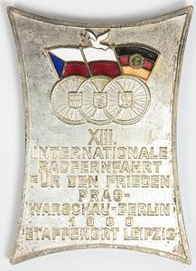 Ehrenplakette WM 1960  | Große, versilberte Ehrenplakette des Organisationskomitees der Rad-WM 1960 mit der Aufschrift: "Deutsche Demokratische Republik Radweltmeisterschaften 3.-14.8.1960. Championnats du Monde de Cyclisme. Comité d´Organisation Leipzig". Bronze, versilbert mit aufgesetzter farbig emaillierter Plakette der Rad-WM. Rückseite mit Aufschrift: "XIII.Internationale Friedensfahrt Prag-Warschau-Berlin 1960. Etappenort Leipzig". 10x7,5 cm. - Bild 3