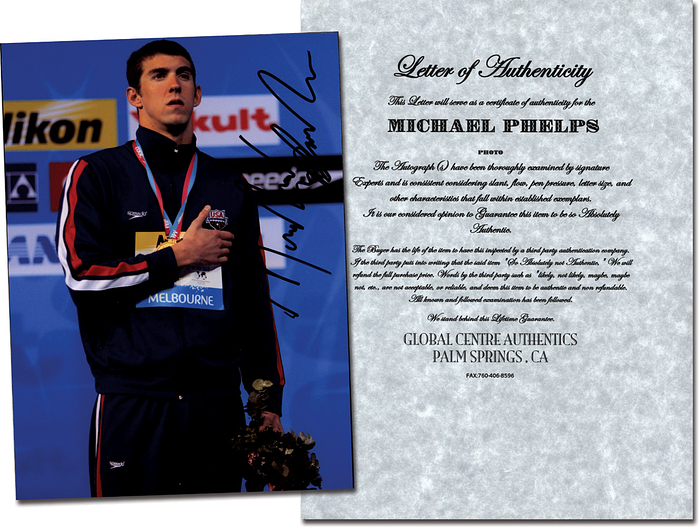 Phelps, Michael Fred  | Farbfoto mit Originalsignatur von Michael Phelps (USA). Sportsuperstar. Er gilt als der vielseitigste Schwimmer der Gegenwart und ist mit 28 olympischen Medaillen, davon 23-mal Gold, der mit weitem Abstand erfolgreichste Olympionike der Geschichte. Gibt kaum Autogramme! 26x18,5 cm. Mit Echheitszertifikat von "Global Centre Authentics".