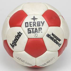 Derbystar Argentina ca. 1978  | Handgenähter Lederfußball der Firma Derbystar "Argentina" ca. 1978. Unbespielt! In original Kunststofftüte. Mit original Preisschild "69.00" DM aus dem Jahre 1978 - Bild 2