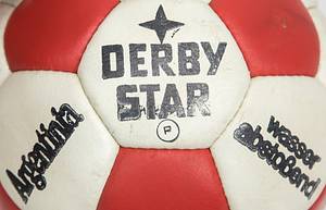 Derbystar Argentina ca. 1978  | Handgenähter Lederfußball der Firma Derbystar "Argentina" ca. 1978. Unbespielt! In original Kunststofftüte. Mit original Preisschild "69.00" DM aus dem Jahre 1978 - Bild 3