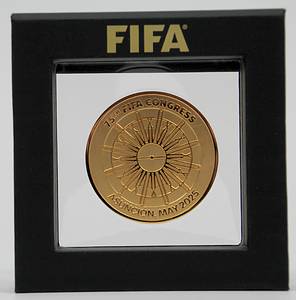 FIFA Congress 2025 Asucion Participation medal - Gold-plated commemorative medal for the 75th FIFA Congress, Asunción, May 2025. 5 cm. In original case. Condition: A - Bild 2