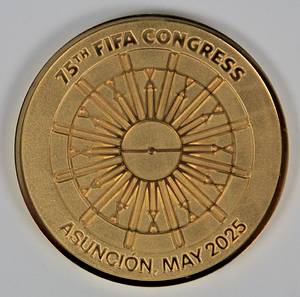 FIFA-Medaille 2025  | Vergoldete Teilnehmermedaille zum 75th FIFA Congress. Asuncion May 2025. 5 cm. Im original Etui. - Bild 3
