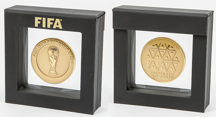 Teilnehmermedaille WM2022  | „FIFA World Cup Quatar 2022“. Offizielle Teilnehmermedaille für Fußball - Weltmeisterschaft 2022. Bronze, vergoldet 5,0cm. Im original Etui mit der Aufschrift "FIFA".
