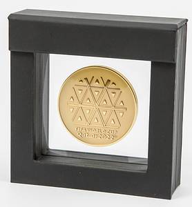 Teilnehmermedaille WM2022  | „FIFA World Cup Quatar 2022“. Offizielle Teilnehmermedaille für Fußball - Weltmeisterschaft 2022. Bronze, vergoldet 5,0cm. Im original Etui mit der Aufschrift "FIFA". - Bild 2
