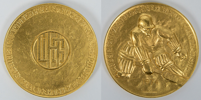  - Gold medal from the 1974 Ice Hockey World Championships with the inscription "Championnat du Monde. World Championship" and the engraving "1974." Awarded to the USSR players for the world championship title. Manufacturer: "Hugenin." Bronze, gold-plated, 6 cm --Approximately 35 medals were issued. Excellent (EF). -- From the collection of a former Swiss ice hockey club president, who collected these medals between approximately 1964 and 1980. Condition: A