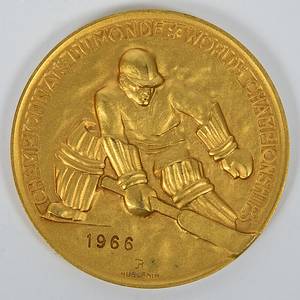  - Gold medal from the 1966 Ice Hockey World Championships with the inscription "Championnat du Monde. World Championship" and the engraving "1966." Awarded to the USSR players for the world championship title. Manufacturer: "Hugenin." Bronze, gold-plated, 6 cm --Approximately 35 medals were issued. Excellent (EF). -- From the collection of a former Swiss ice hockey club president, who collected these medals between approximately 1964 and 1980. Condition: A - Bild 2
