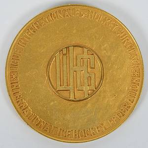 Siegermedaille 1966  | Goldmedaille der Eishockey - Weltmeisterschaften 1966 in Ljubljana mit der Inschrift „Championnat du Monde. World Championship" und der Gravur "1966“. Bekamen die Spieler der UdSSR für den Weltmeister Titel. Hersteller: "Hugenin". Bronze, vergoldet, 6 cm. - Bild 3