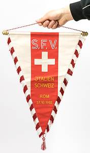 Schweiz - Wimpel 1982  | Original Spielwimpel der schweizer Nationalmannschaft vom Fußballspiel Italien v Schweiz am 27.10.1982 in Rom. Seide, bestickt. Seidenfransen, Seidenbommel und rot-weißes Schlaufenband. Vergoldete Holzstange mit Kugeln. 46,5x32 cm  (ohne Bommel) - Bild 2