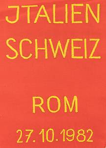 Schweiz - Wimpel 1982  | Original Spielwimpel der schweizer Nationalmannschaft vom Fußballspiel Italien v Schweiz am 27.10.1982 in Rom. Seide, bestickt. Seidenfransen, Seidenbommel und rot-weißes Schlaufenband. Vergoldete Holzstange mit Kugeln. 46,5x32 cm  (ohne Bommel) - Bild 3